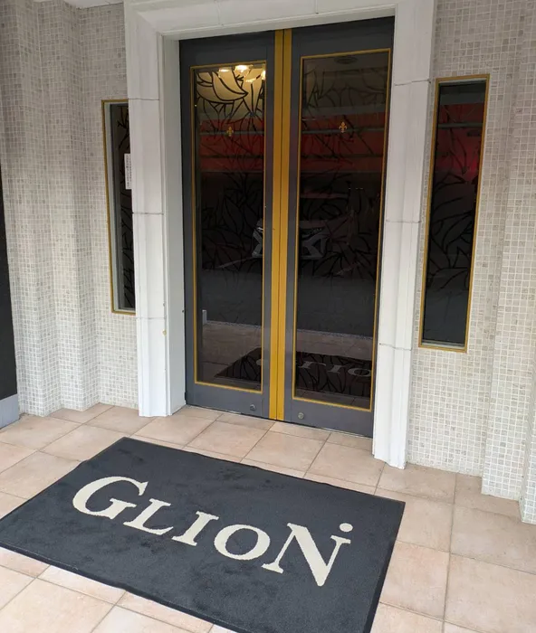 ホテル　グリオンの入口。ガラスのドアの前に GLION のロゴが入ったマットが敷いてあります