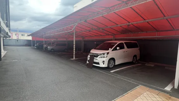 ホテル　グリオンの駐車場（屋根付き・18台）。奥が建物の入口