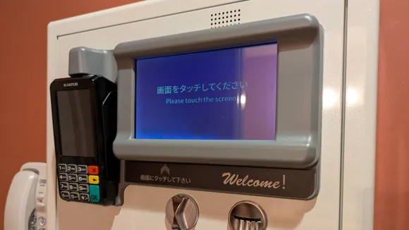 お部屋の精算機。タッチ画面の左にカード端末、下に硬貨の投入口があります