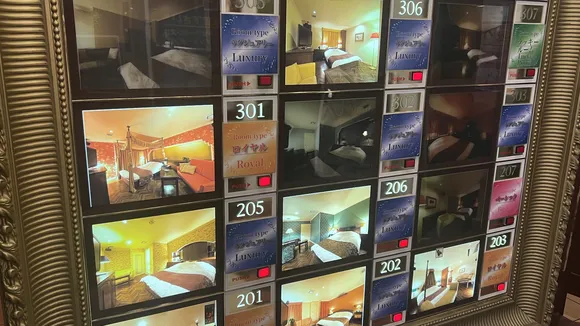 ロビー正面のお部屋のパネル。お部屋の写真が明るく光っているのが空室です