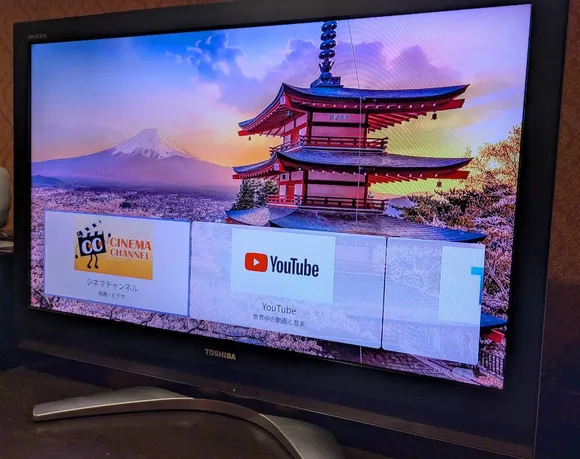 客室のテレビ。電源を入れた後のホーム画面に、いくつかのアイコンが並んでいます