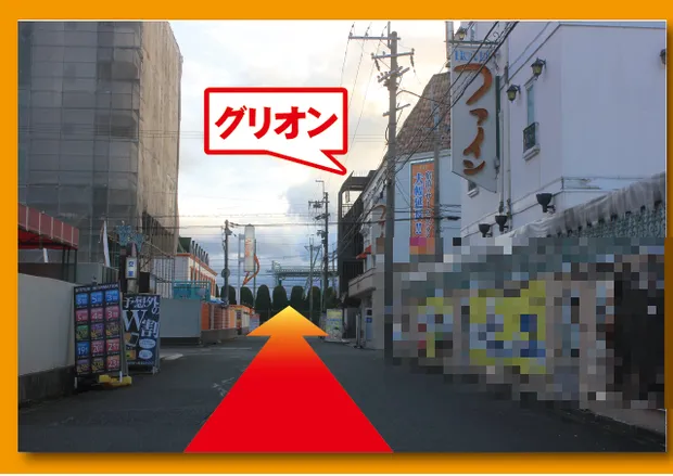 最初の十字路。当館はここをそのまま直進する(左折すると姉妹店のホテル どんぐりころころ)